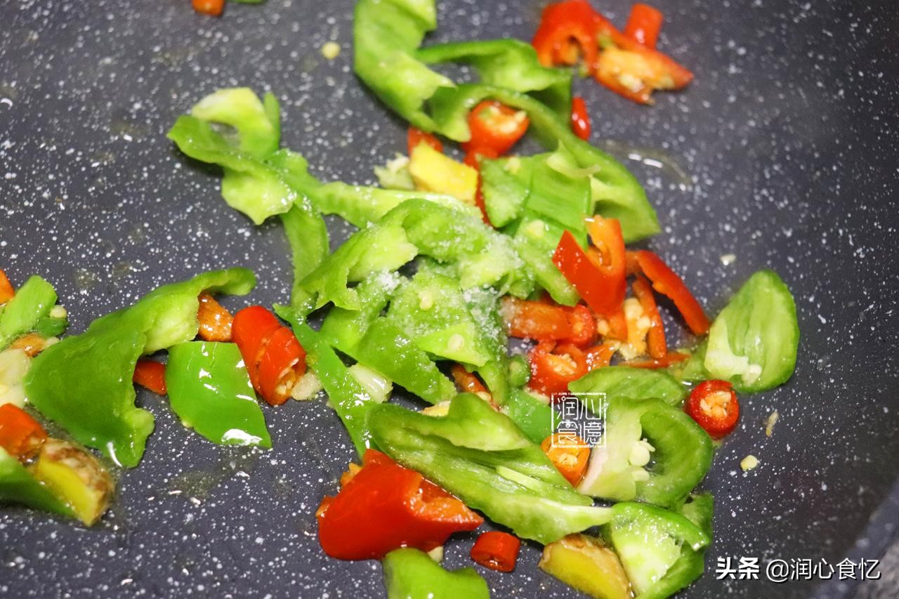 活跃于稀泥田里,乡下小孩都抓过!吃了健脾益肾,很多人不敢吃