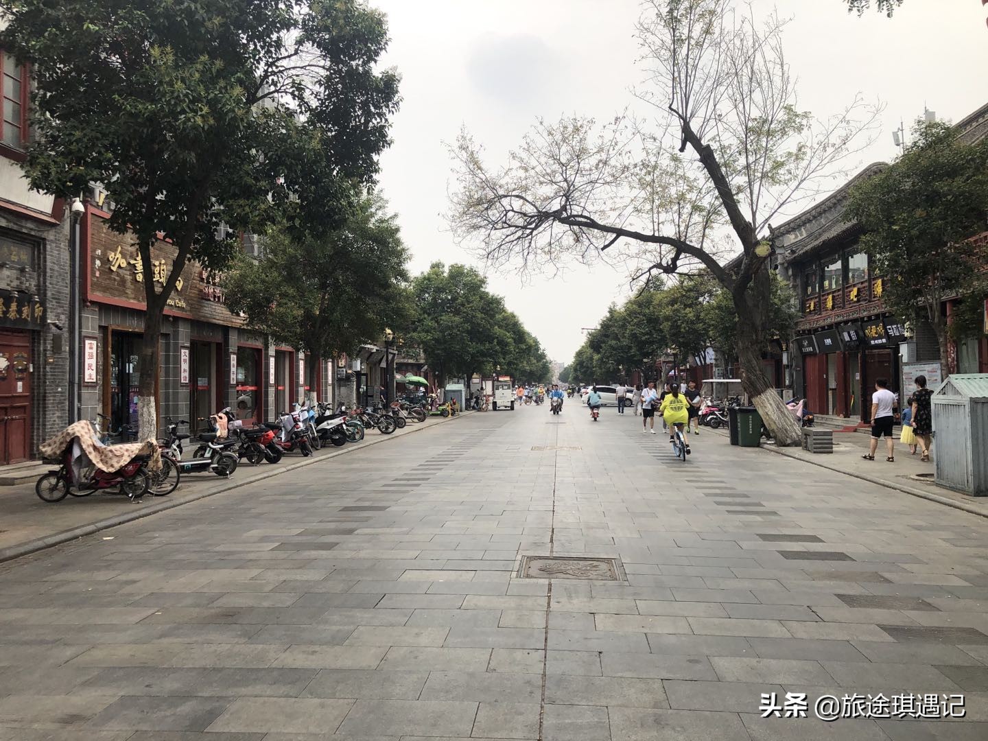 开封真正的千年老街，随着商业化入侵，老书店能否战胜铁板鱿鱼？