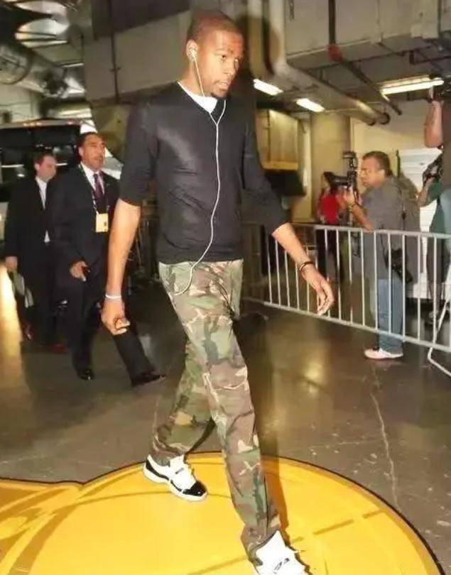 杜兰特穿太阳连帽衫球裤亮相,杜兰特穿西装在球场上瞎逛