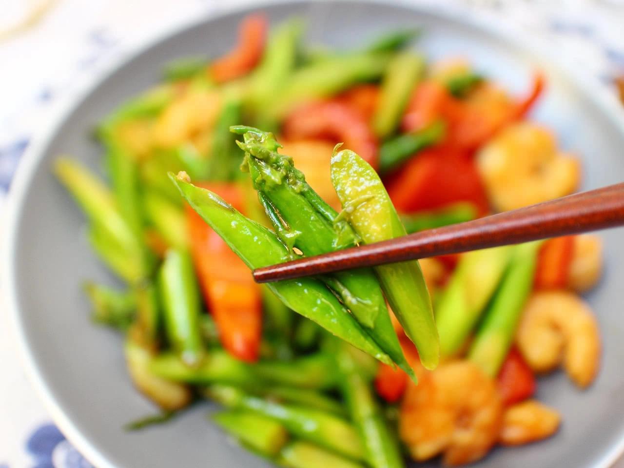 芦笋炒虾仁应季菜品,清脆爽口,女人常吃越来越苗条