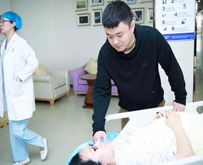 孕妇生孩子老公崩溃大哭,孕妇生儿子父亲崩溃了