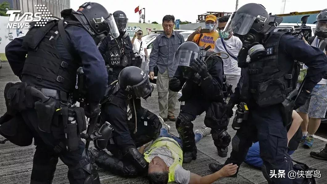 侠客岛：对待激进分子，香港警察过于“软弱”了吗？