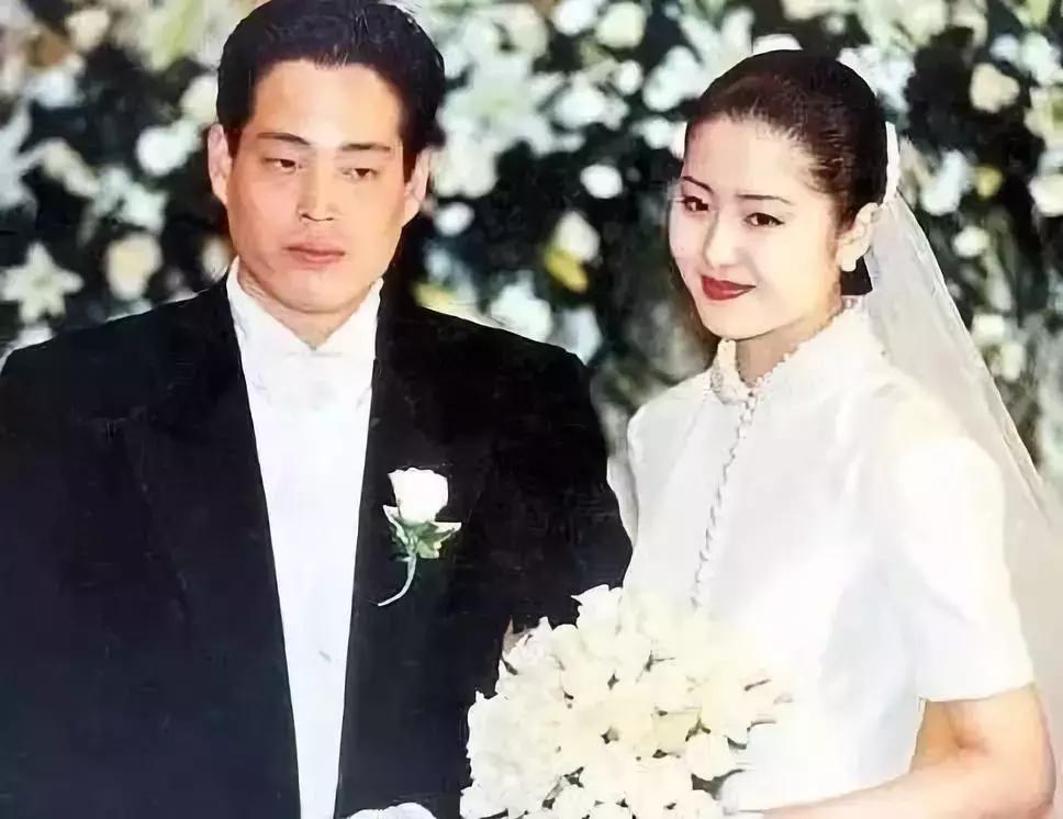 从明星到阔太李嘉欣奋斗了20年,豪门阔太李嘉欣复出捞金