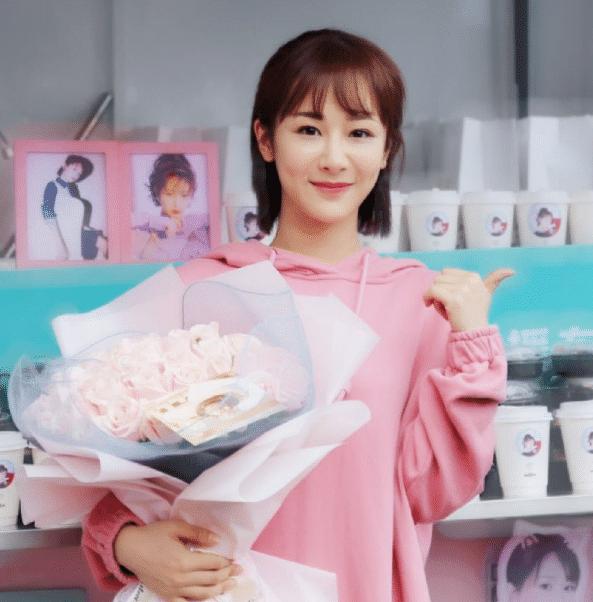 杨丞琳李荣浩领证，唐嫣被曝怀孕，肖战杨紫甜蜜恋情，这糖太甜了