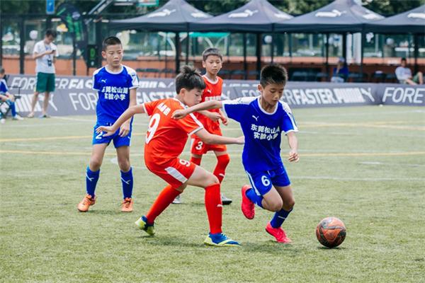 足球小将不畏雨雪斗严寒,炎炎夏日足球少年挥汗逐梦绿茵场