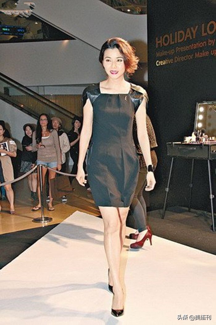 47岁蒙嘉慧状态好真实,素颜和好友像隔辈人,网友:认真老去很美