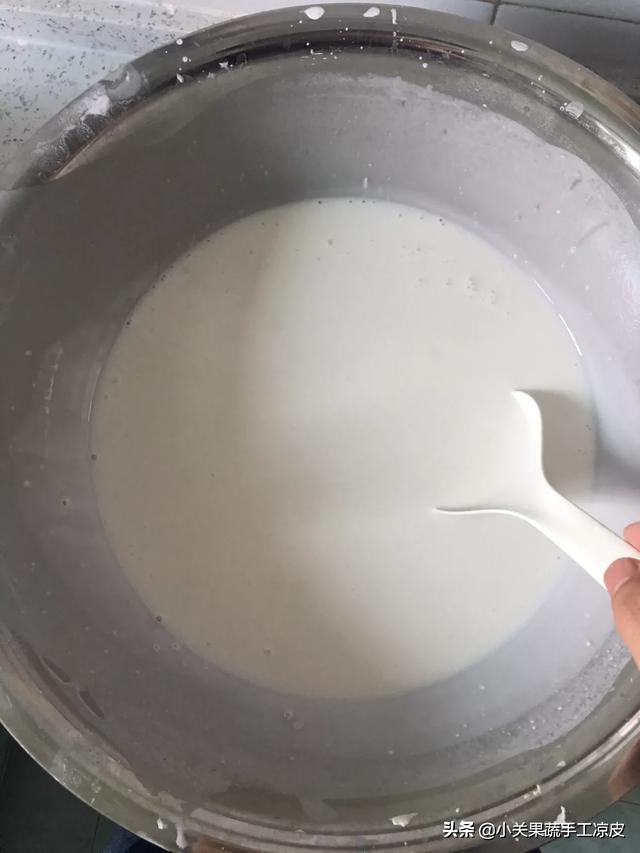 自己在家做的凉皮有面粉味,自制五彩凉皮家常做法