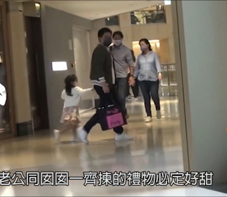 霍启刚晒与郭晶晶甜蜜合照,霍启刚为郭晶晶庆40岁生日