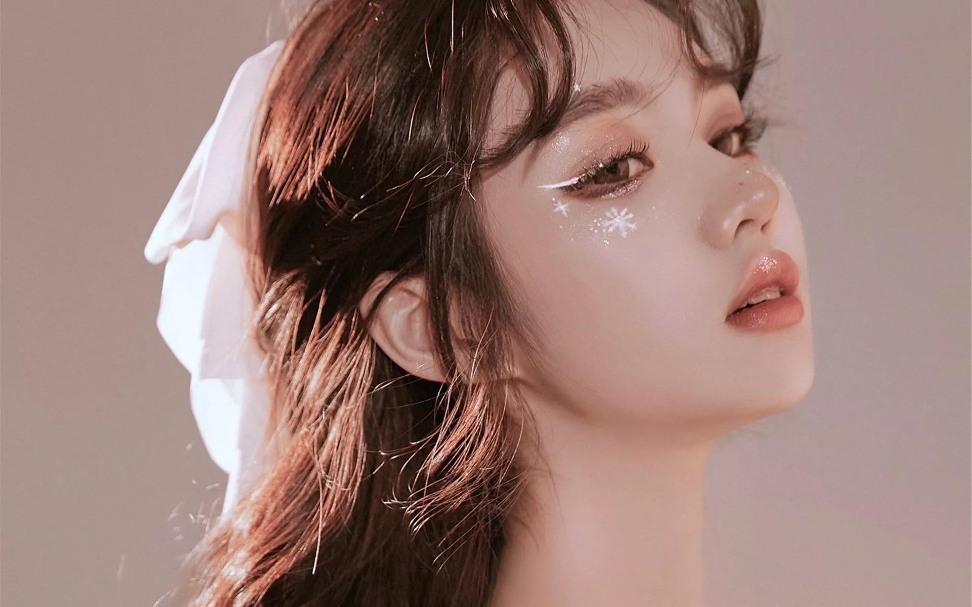 如何从动作看出心理,女生托着下巴看你心理