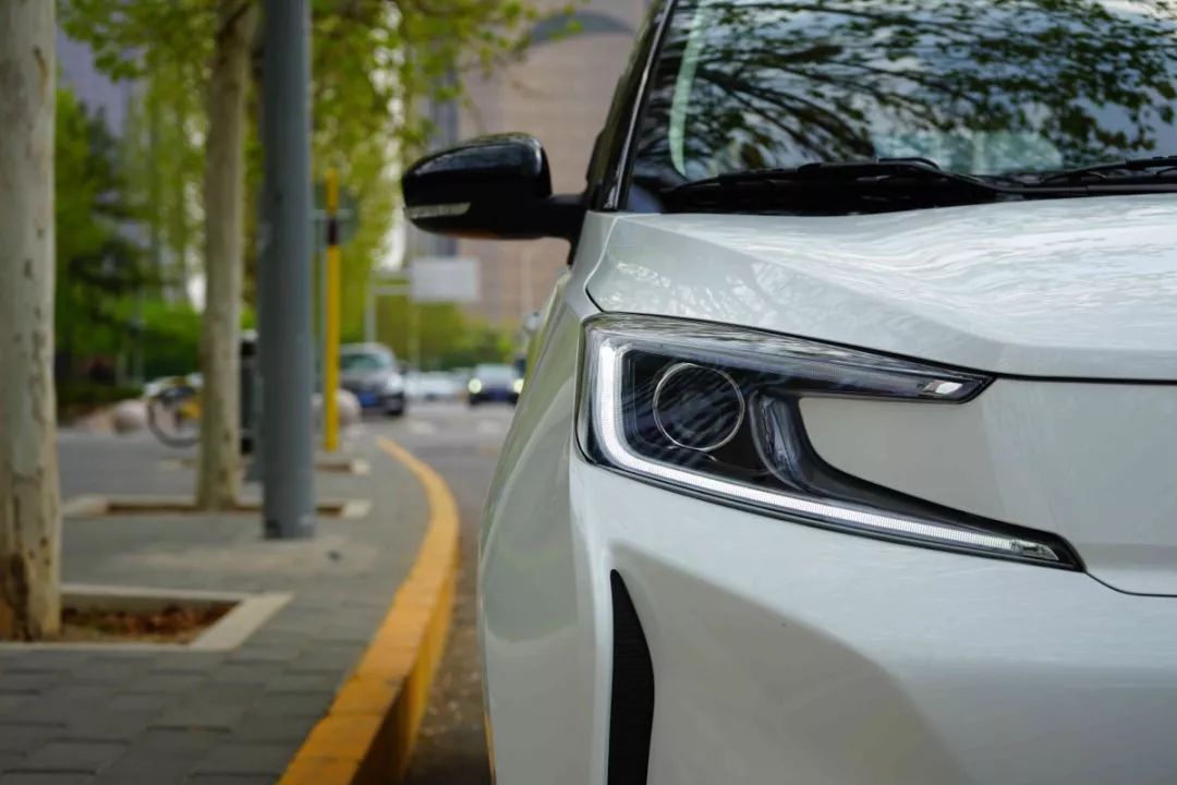 新特DEV1试驾体验：续航300落地7万，不靠补贴也能打？