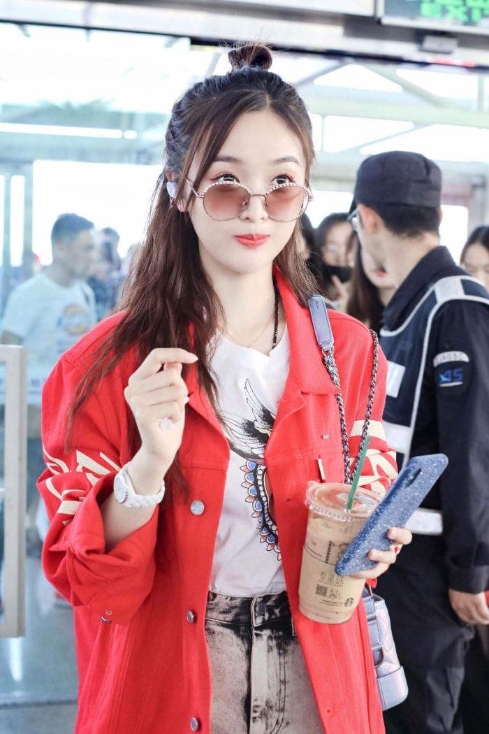 吴宣仪吊带丸子头,吴宣仪两个丸子头特别可爱