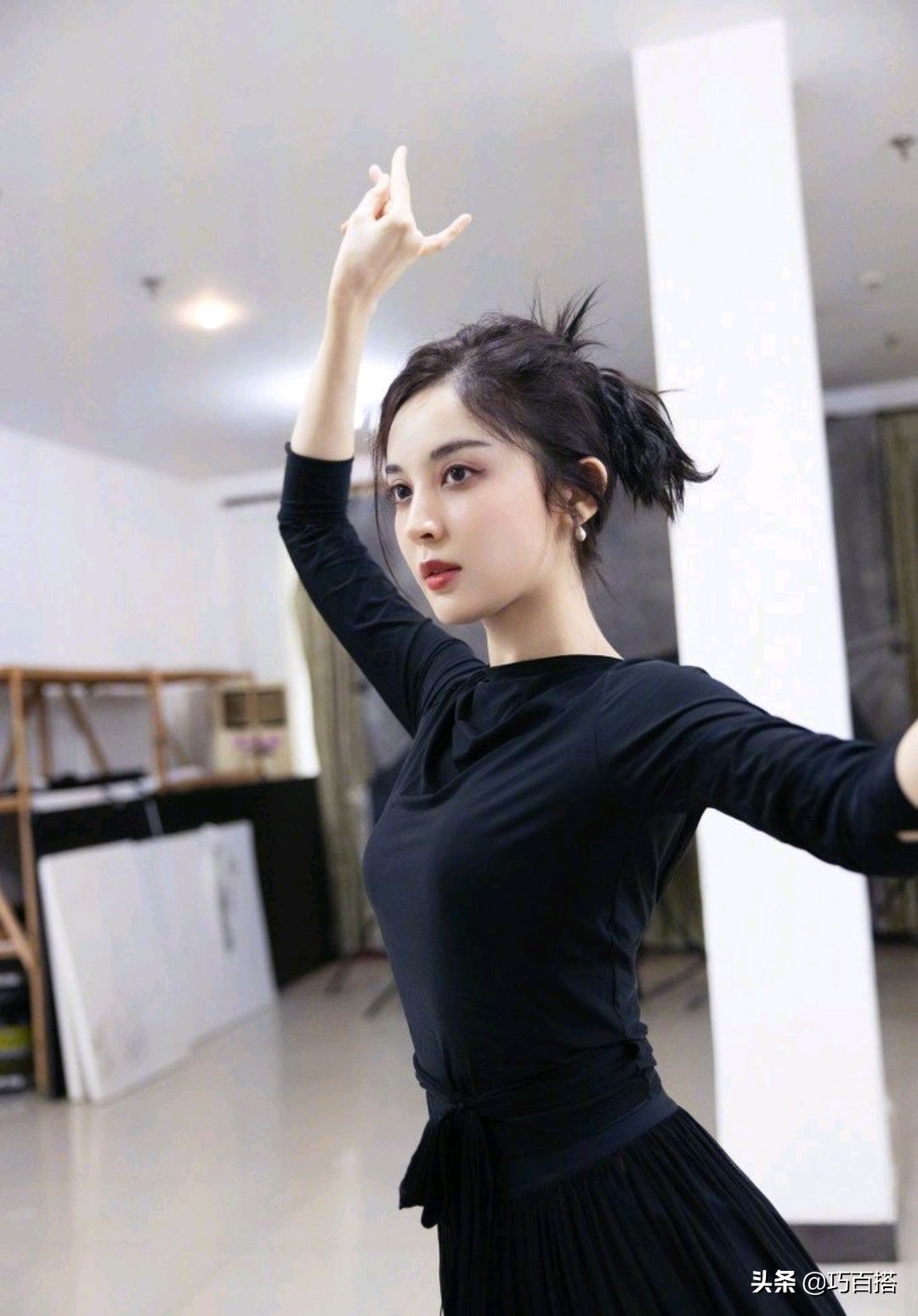 娜扎斜肩黑色丝绒长裙造型,娜扎吊带裙穿搭