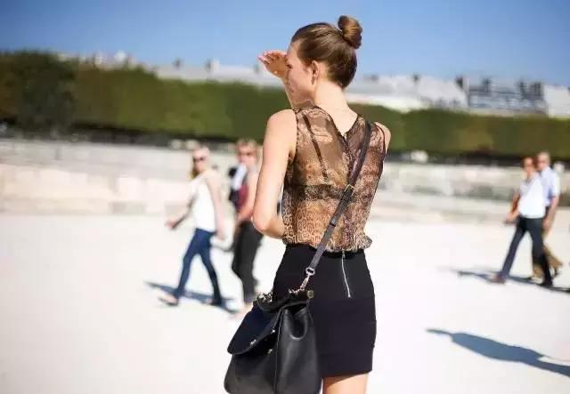 夏天透的衣服里面穿什么内搭,什么样的衣服夏天穿最有质感