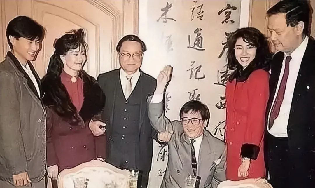 穿三百万皮草的香江富贵花,前半生让人羡慕,后半生却惨遭唾骂?