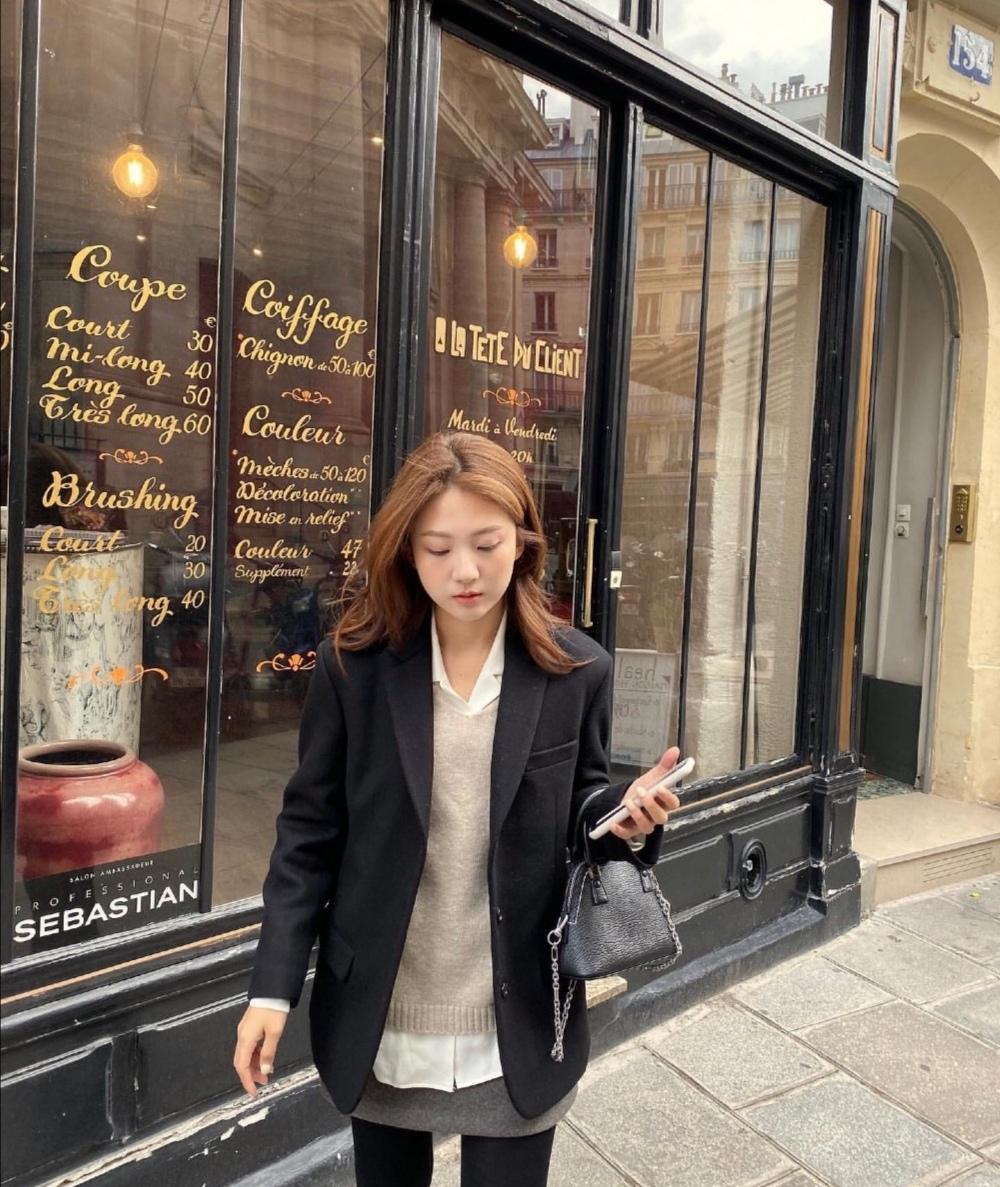 韩国冬季小姐姐黑大衣穿搭,韩国小姐姐冬日简约气质穿搭日常