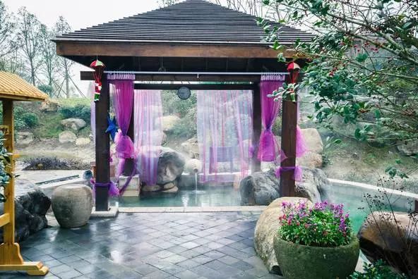 降温了一起去泡温泉,天气微凉正是泡温泉的好时候