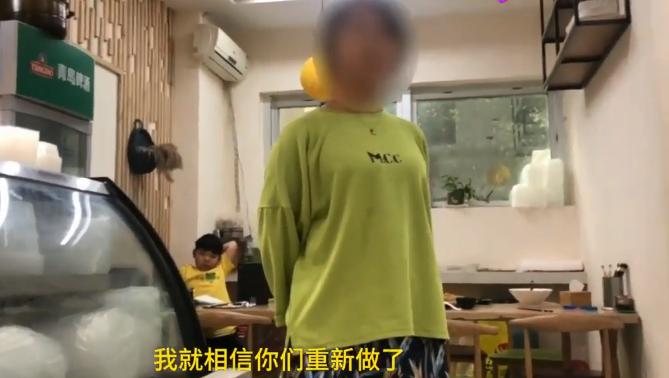 “好歹把碗换一下吧!”砂锅吃出蟑螂,重做后竟端出同一个碗