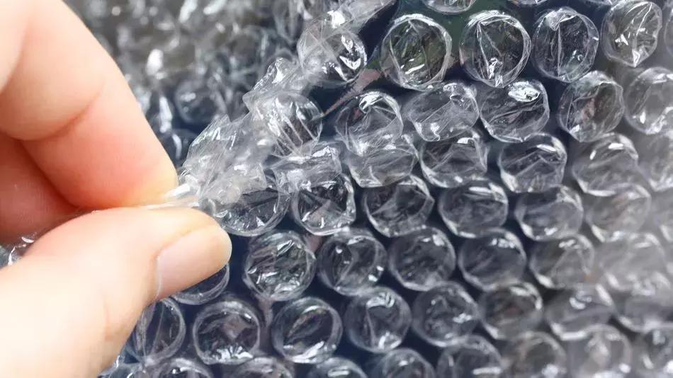 「故事」写给职场人士的身心保健方法：嚼蜂窝煤、骂男朋友、扣墙皮