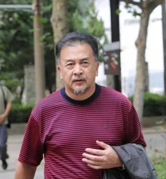 黄宏与李天一的照片,李天一的干爹黄宏现在怎样