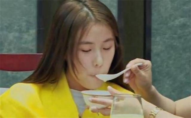 巨婴女孩16岁还要喂饭,24岁女巨婴因生活费与父母大吵