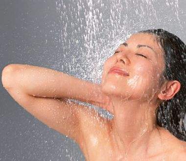 女性可以洗澡时站起来上厕所吗,洗澡时站着排尿会有哪些麻烦