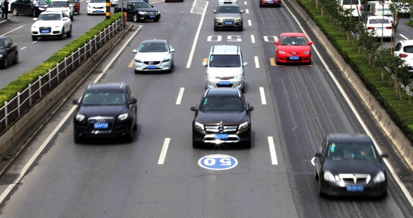 高速区间测速120遇限速标志,高速限速100段出现80标志