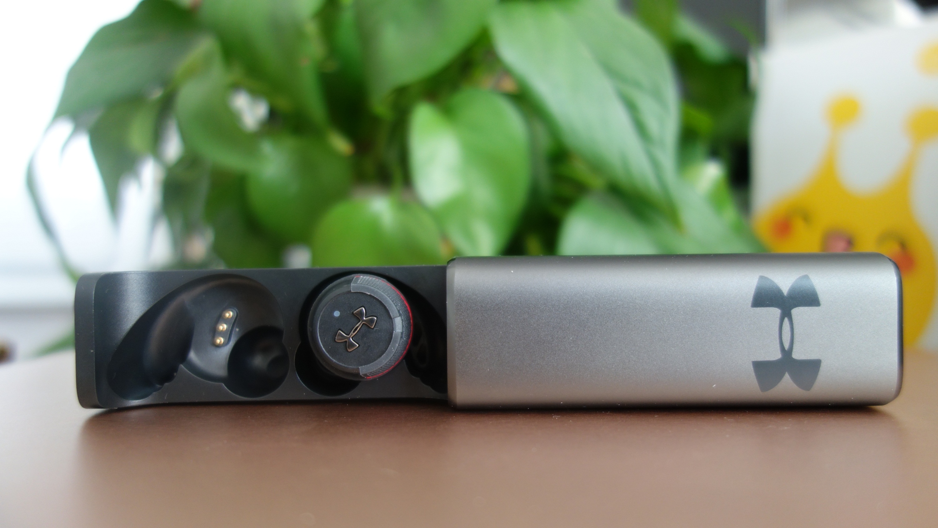 jbl与安德玛联名耳机隐藏功能,jbl安德玛联名耳机和airpods