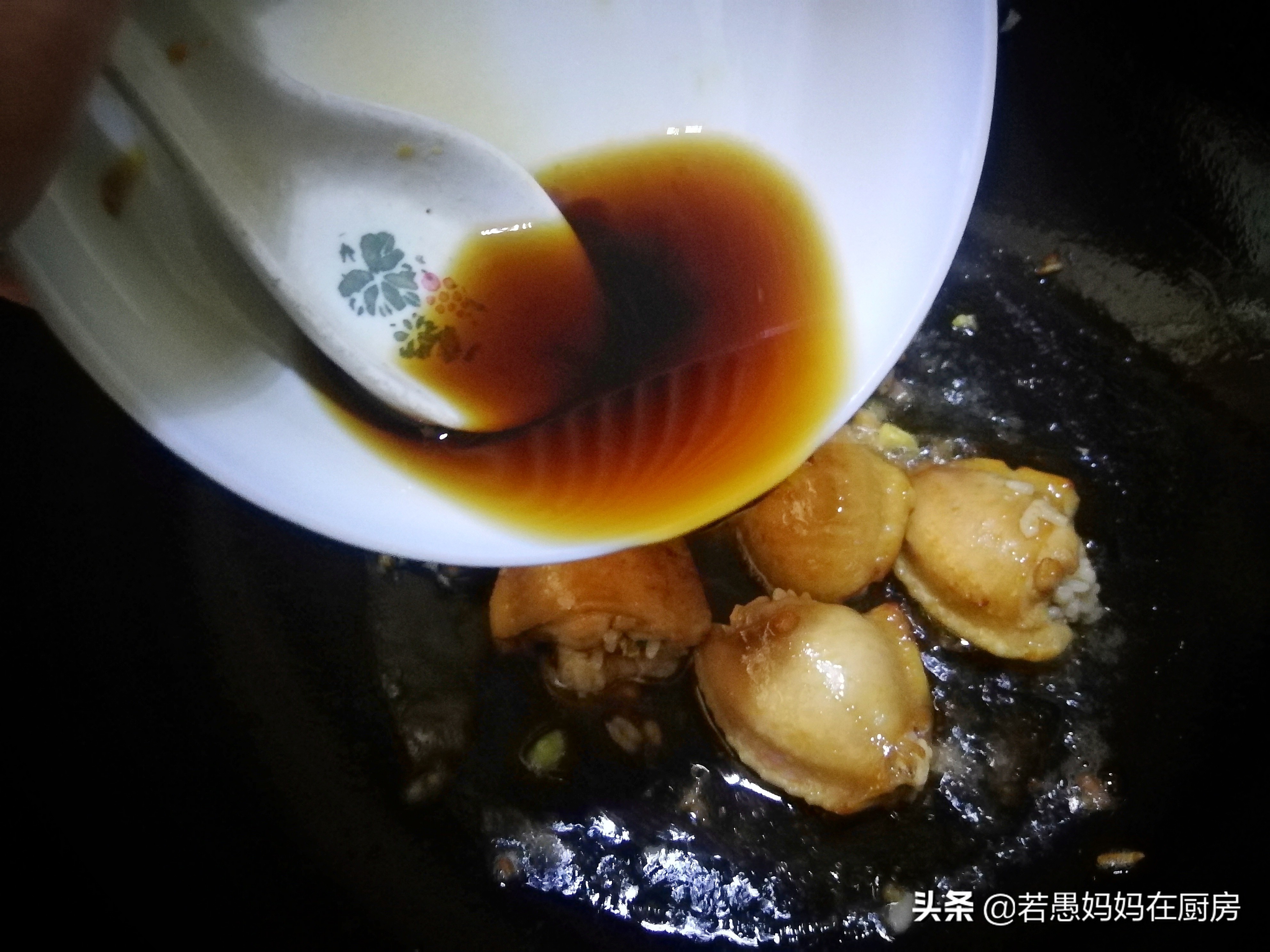 鸡翅包饭不用烤箱只用锅子,网红小吃鸡翅包饭视频