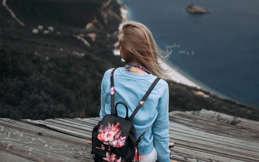 男人聊天很枯燥,男子每天无所事事