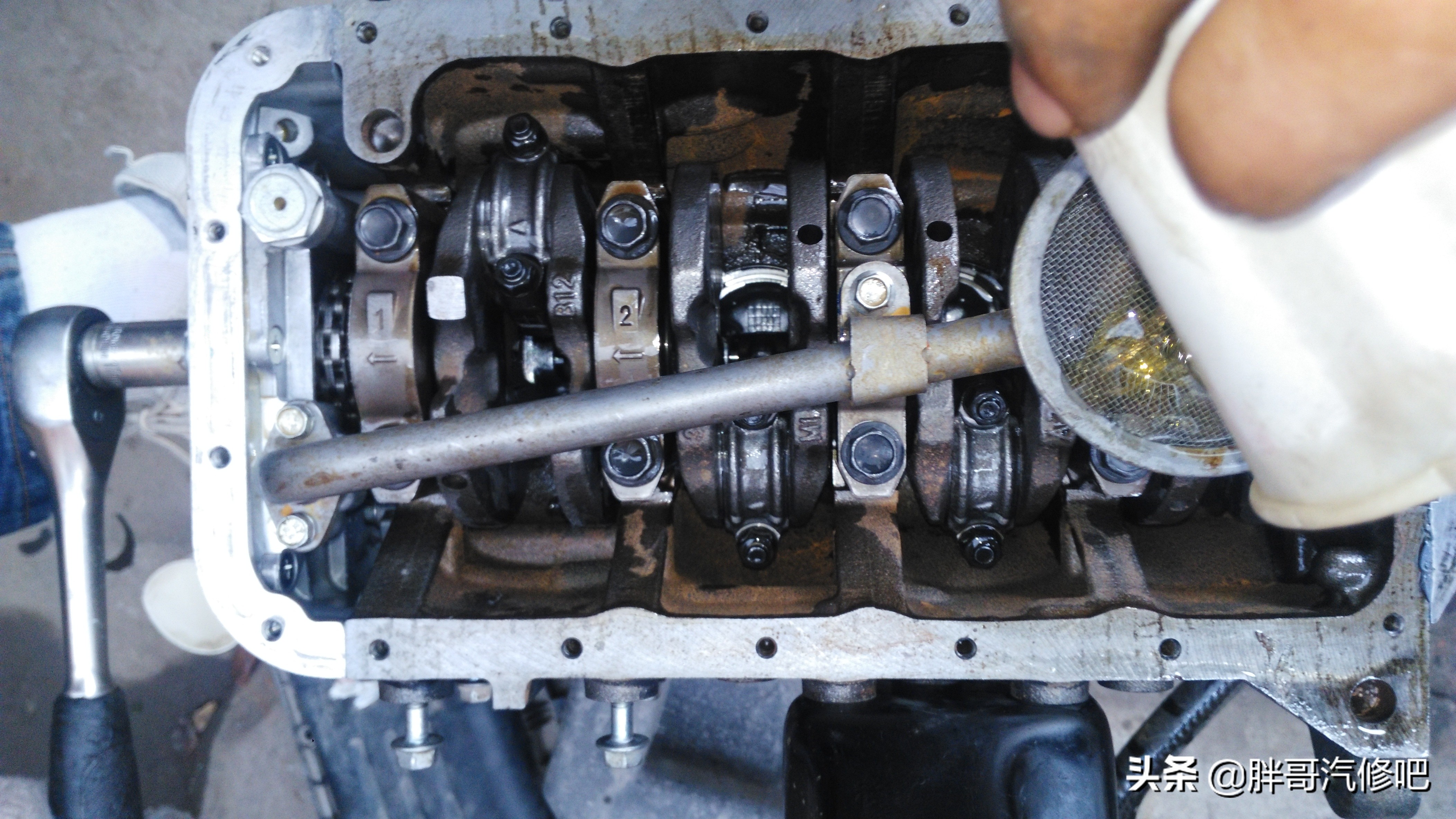 五菱宏光1.2机油少咋回事啊,五菱宏光1.2发动机机油孔在哪里