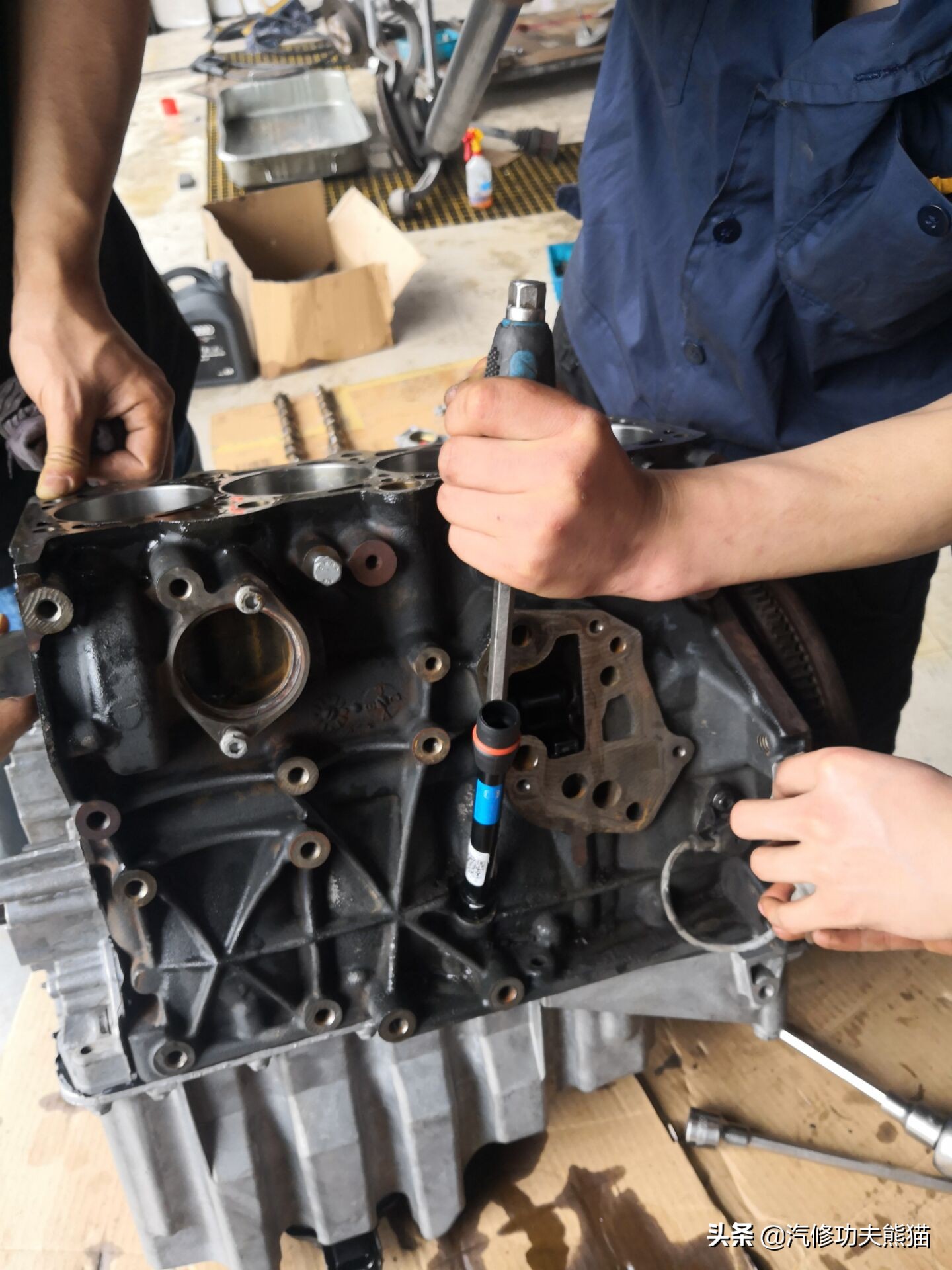 10年奥迪a6l2.0t烧机油维修,奥迪a6l2.0t烧机油吗