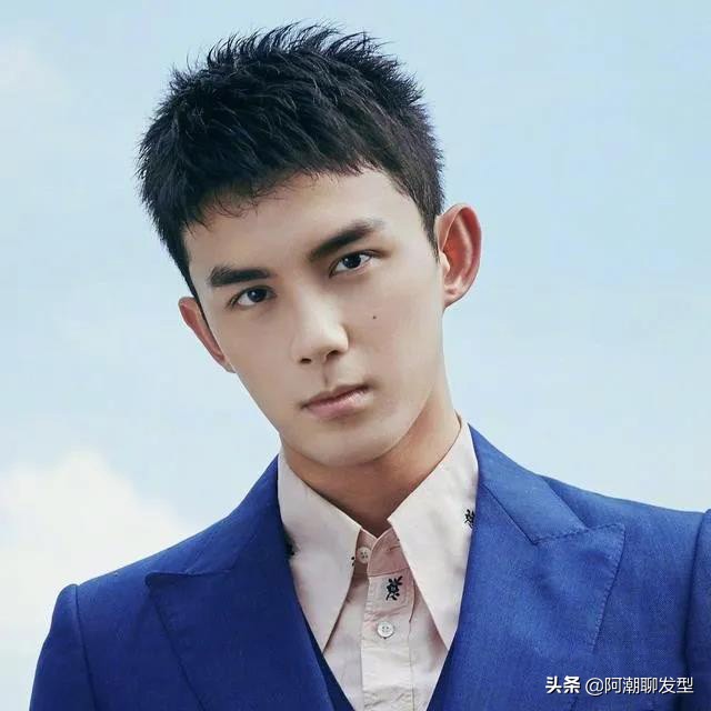 40岁男士两边铲的发型哪种好看,男士发型两边铲短头顶留长打理