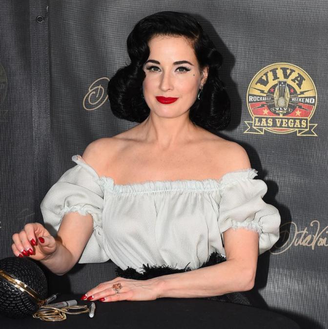 她19岁成为脱衣舞娘身家2亿,拒绝查尔斯邀约,女人都会被她迷住