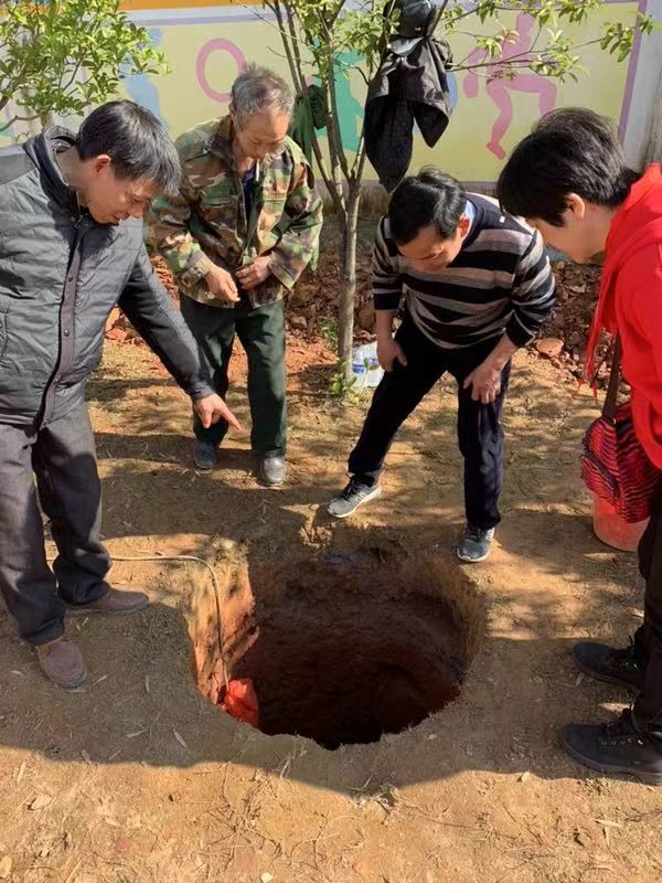 用爱浇灌花朵用心呵护成长,用爱浇灌你成长