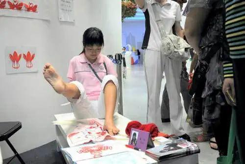 夏虹脚趾磨出血泡,夏虹励志