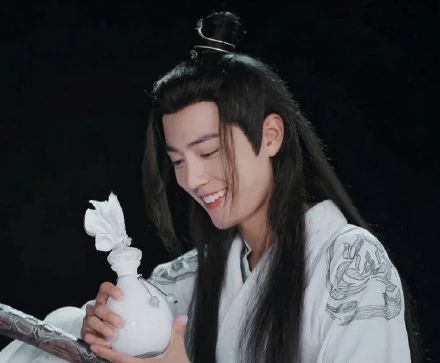 肖战敷面膜现身,肖战眼膜