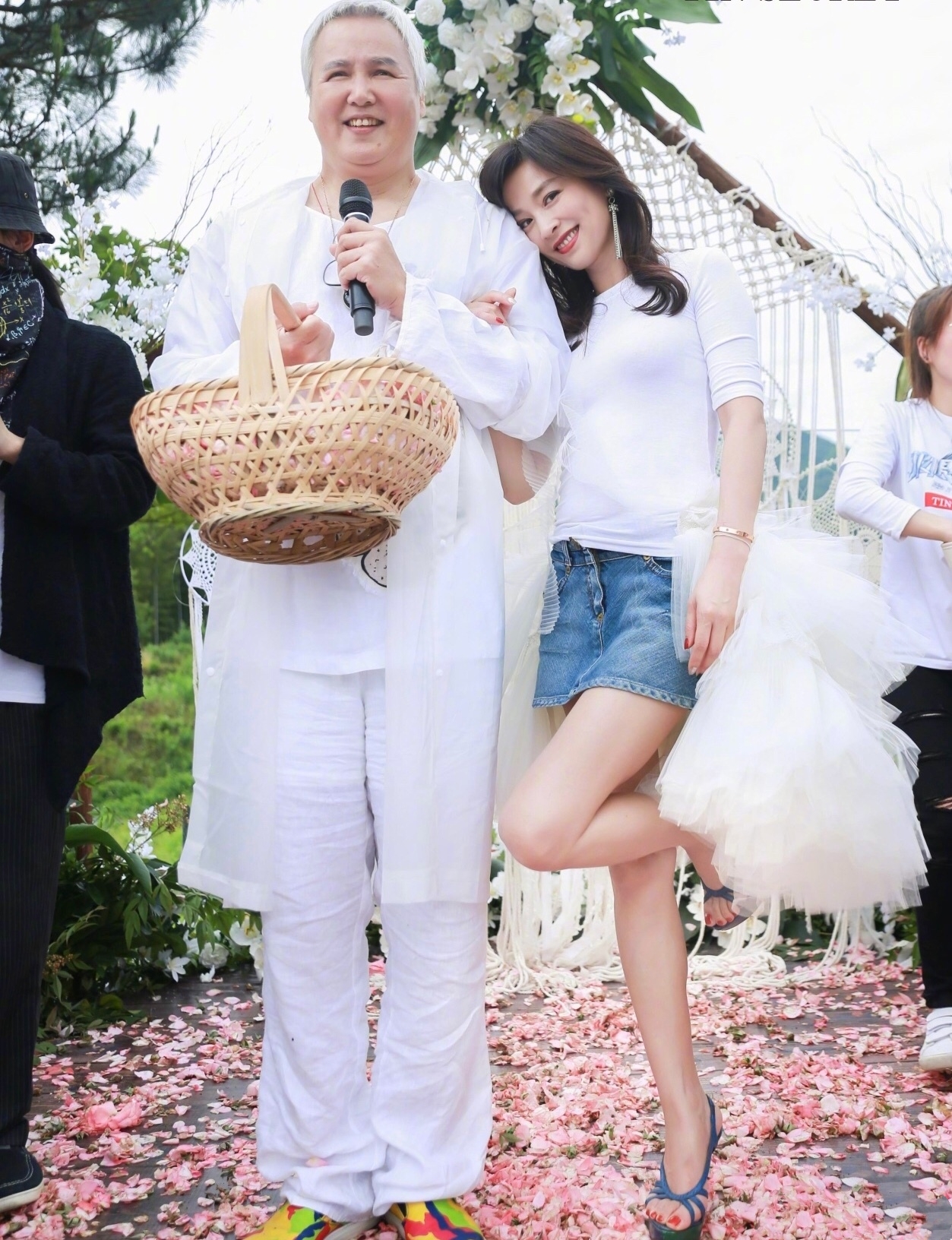 张庭扎两个羊角辫录视频卖萌，50岁依然少女感满满，毫无违和感