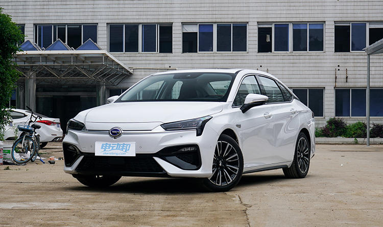 宏光miniev12月销量,宏光miniev120和170买哪个