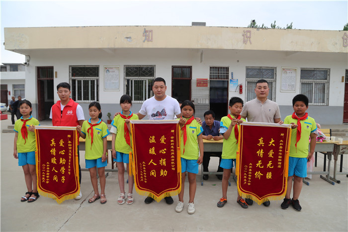 六一儿童节献爱心慰问活动,关爱困境儿童六一慰问暖童心