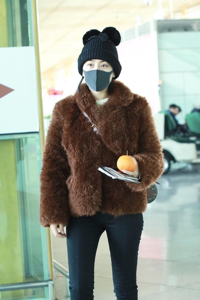 38岁马苏戴口罩现身,穿皮草配紧身裤可爱减龄,只是帽子有点显老
