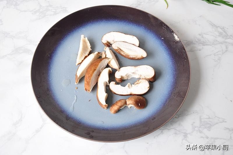 鲳鱼怎么蒸好吃又简单,清蒸鲳鱼香菇