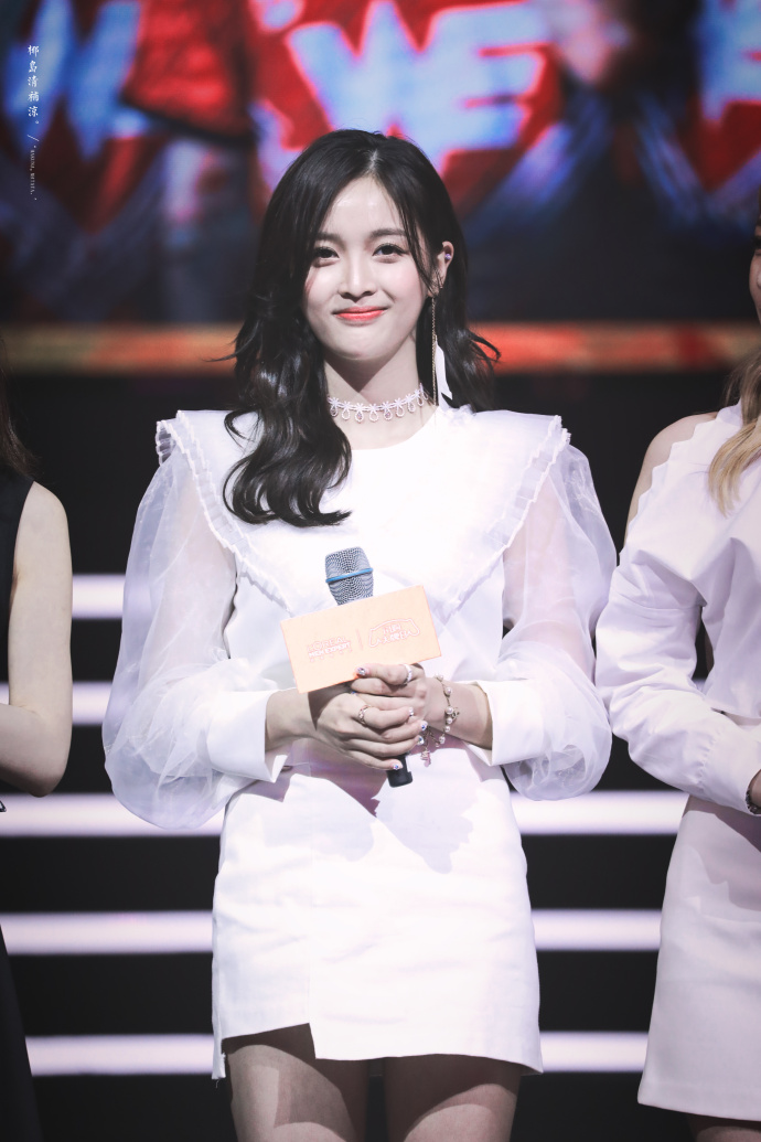 胡静穿黑色衣服,胡静露肩装