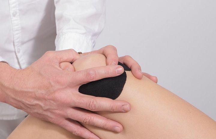 扭脚一招解决,扭脚怎么快速处理最有效