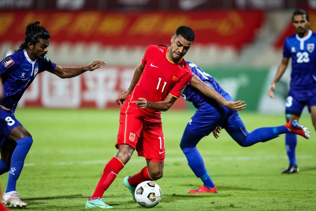 中国男足2-1泰国武磊三次错失单刀,国足1-3败越南武磊参加了吗