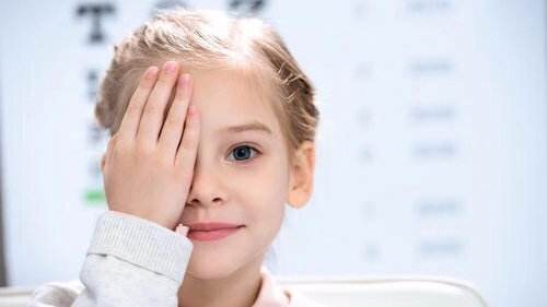 孩子眼睛突然看不清了如何矫正,出生就近视的小孩能矫正吗