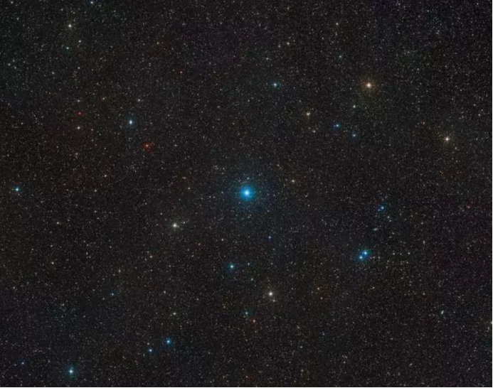 用天文望远镜观测史上最大黑洞,天文学家揭开超大质量黑洞的起源