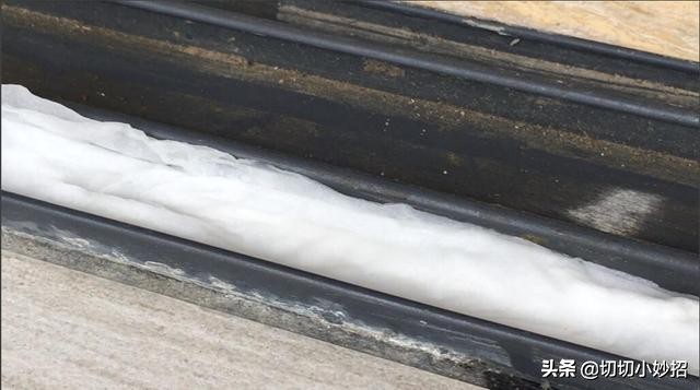 不论窗户缝隙多脏,只需一张纸巾,轻松解决,方法简单还彻底清洁