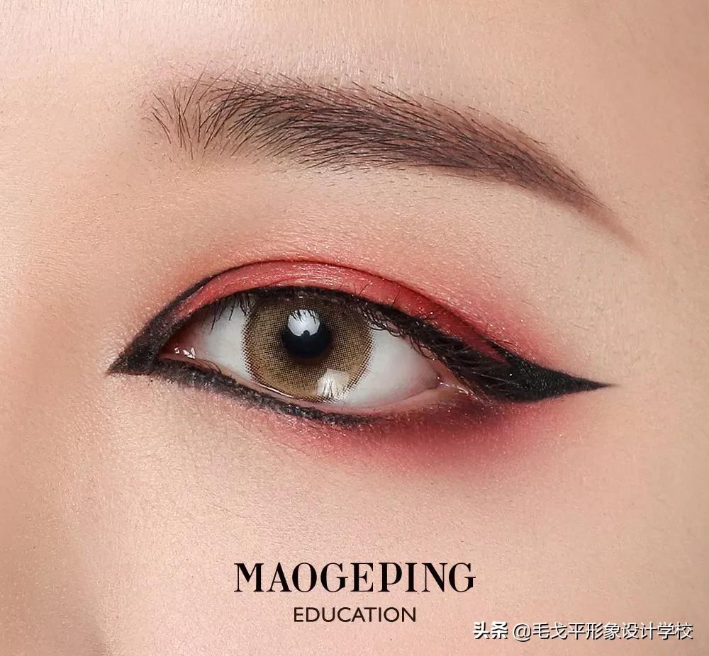 红色眼妆怎么画显大又干净,红色眼妆不画眼线