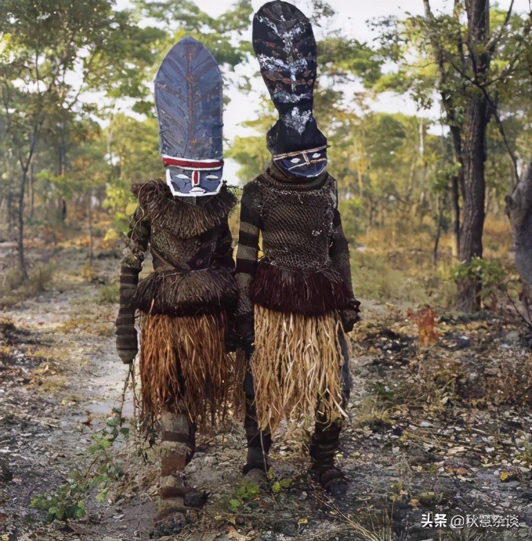 这或许是兄弟会、姐妹会的前生,“秘密盟社”,丛林学校的成人礼