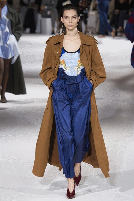 今年流行的纸袋裤怎么穿,新款流行好看显瘦百搭裤